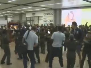 Naţionala de fotbal a Angliei under 20, primită pe ritmuri de samba pe un aeroport columbian - video