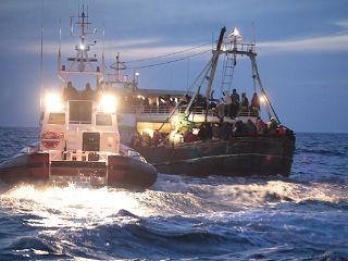 25 de oameni au murit asfixiaţi pe un vas cu refugiaţi libieni