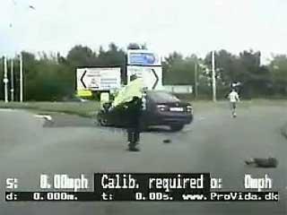 Incredibil: lovit de o maşină care nu a oprit la semnal, un poliţist din Anglia l-a arestat pe şoferul bolidului - video