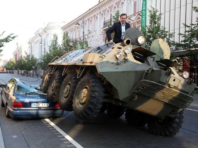 Primarul din Vilnius a trecut cu tancul peste o maşină parcată ilegal (VIDEO)