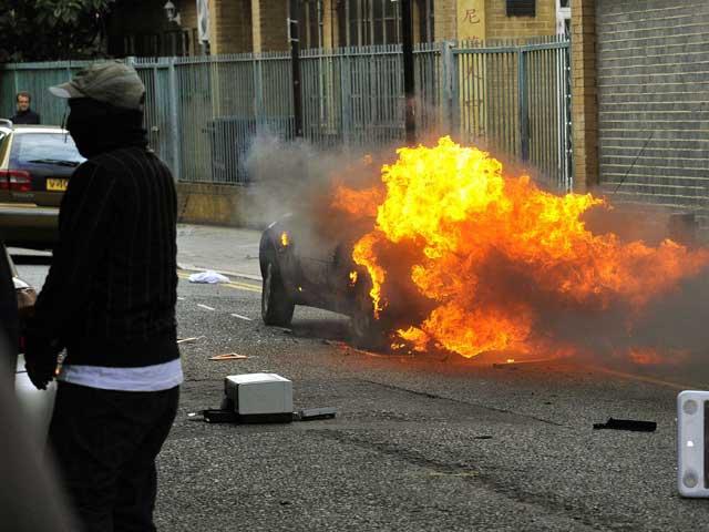 Noi violenţe de stradă în Londra. Gloata violentă a incendiat maşini şi a jefuit magazine (VIDEO)