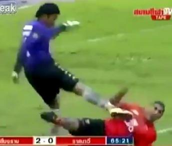 Portarul unei echipe de fotbal din Thailanda îi aplică un low-kick devastator oponentului căzut la pământ