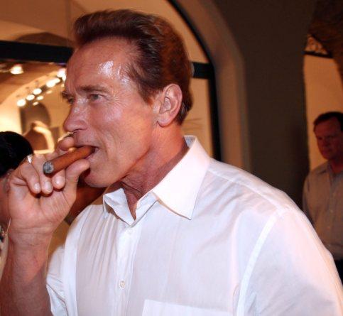 Arnold Schwarzenegger a fumat în aeroport. Aşa că a fost amendat