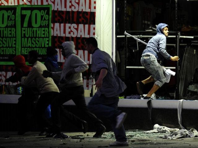 Violenţele se extind în Marea Britanie prin BlackBerry. Reuniune de urgenţă Guvern - serviciile de securitate