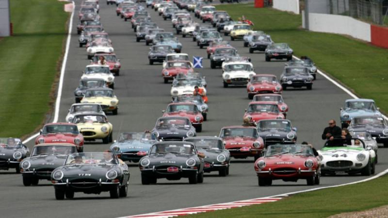Record la Silverstone cu Jaguar E-Type