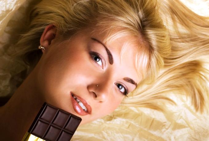 Ciocolata neagră, ajutor antiradiaţii pentru blonde