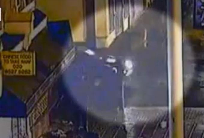 Doi poliţişti în misiune au fost loviţi în plin de o maşină în timpul revoltelor de la Londra (VIDEO)
