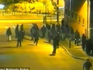 Noi imagini cu violenţele din Marea Britanie: huliganii au tras în direcţia poliţiştilor la Birmingham (VIDEO)