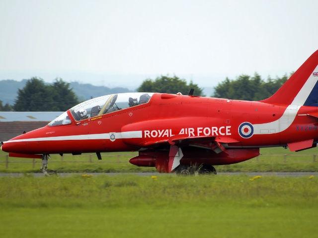 Red Arrow s-a frânt: un avion al unităţii de acrobaţie a aviaţiei regale britanice s-a prăbuşit în timpul unei demonstraţii (VIDEO)