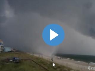 Un vârtej de apă s-a transformat în tornadă pe plajă (VIDEO)