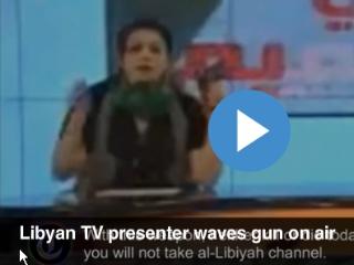 O prezentatoare TV din Libia i-a ameninţat cu arma, în direct, pe rebeli (VIDEO)