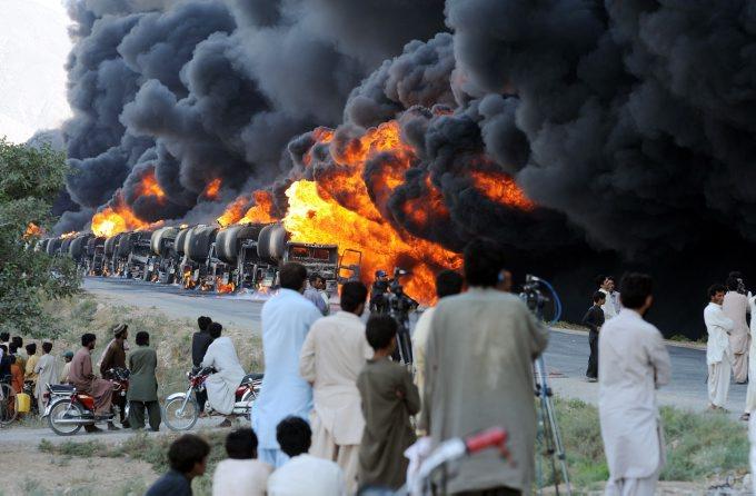 Cisterne de benzină americane, atacate de pakistanezi pe motocicletă. GALERIE FOTO