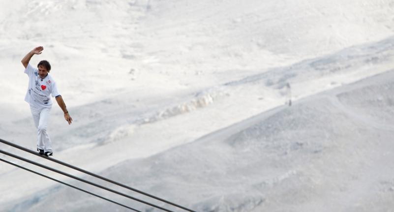 Un elveţian sfidează moartea, mergând fără măsuri de siguranţă pe un cablu, la 348 de metri altitudine (FOTO + VIDEO)