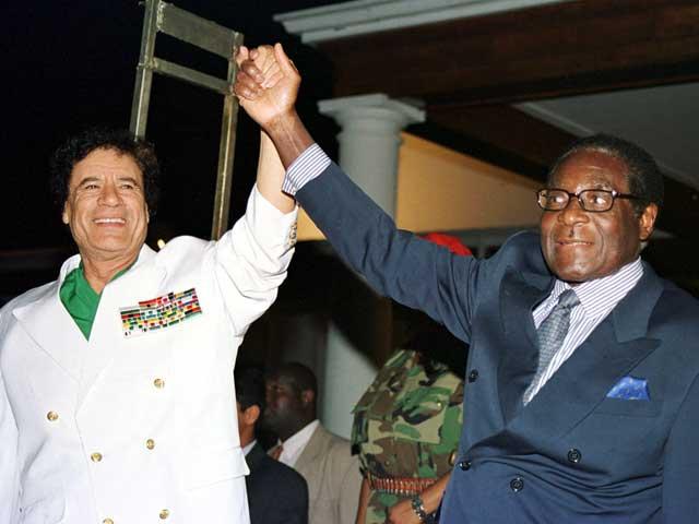 Gaddafi a fugit la "fratele" Mugabe din Zimbabwe