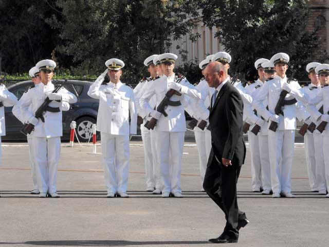 Inapt medical, Băsescu a rămas totuşi la Marină