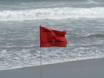 Cod roşu la Marea Neagră: Turiştii, avertizaţi să nu intre în apă!
