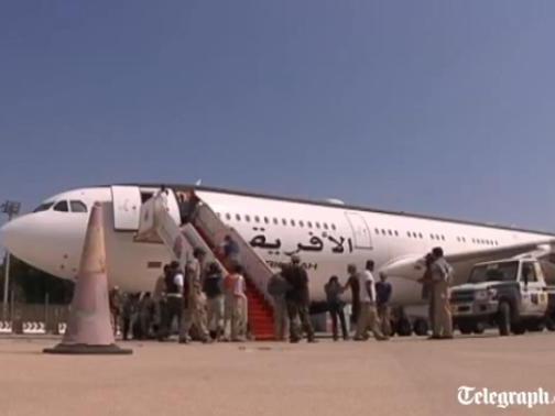 Rebelii au descoperit un aeroport secret în Tripoli. Vezi cum arată aeronava de lux a lui Gaddafi (VIDEO)