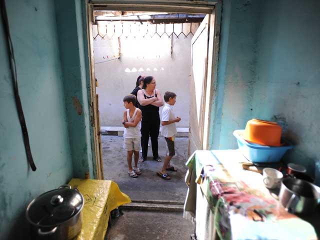 Domiciliaţi sub pământ în centrul Capitalei. Viaţa unei familii cu trei copii în secolului XXI 1304889