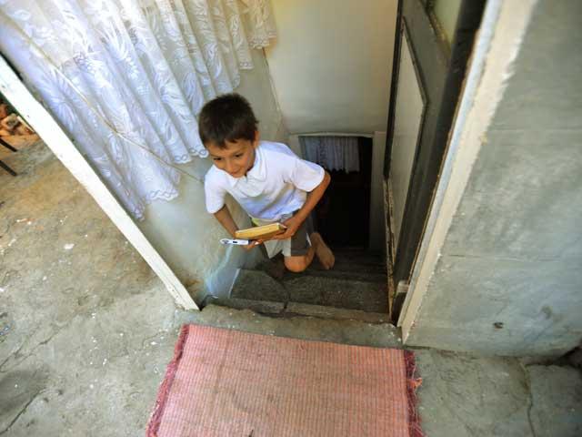 Domiciliaţi sub pământ în centrul Capitalei. Viaţa unei familii cu trei copii în secolului XXI 1304891