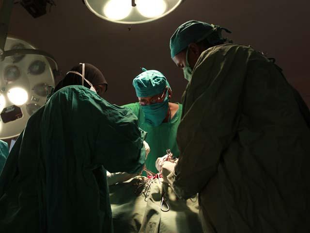 Incredibil: Cinci bolnavi au primit organe provenite de la un bolnav de SIDA!