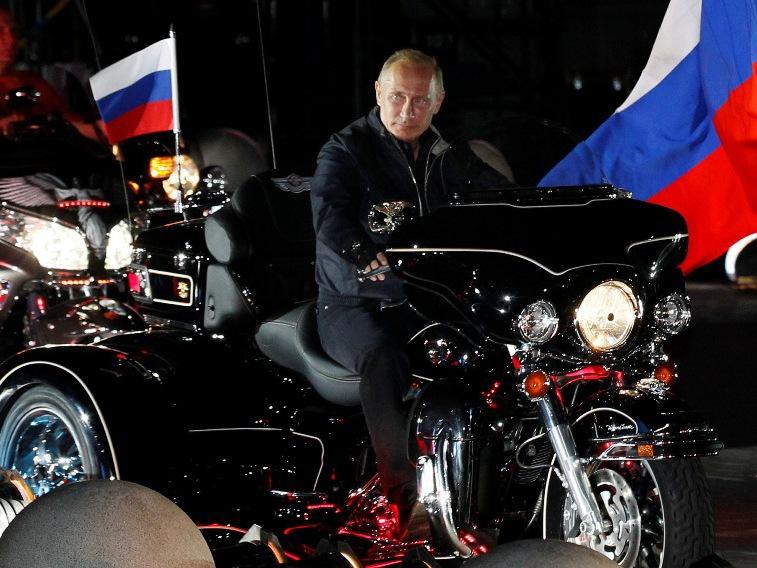 Vladimir Putin, imagine de macho: Premierul rus a "călărit" un triciclu Harley la o întâlnire a motocicliştilor