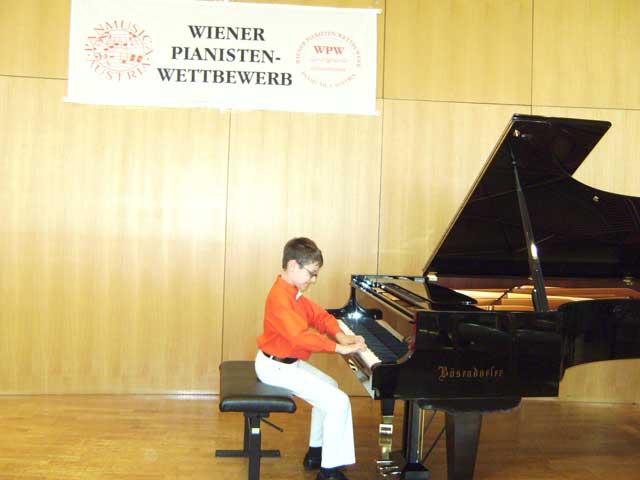 Un băieţel român de 9 ani le-a arătat austriecilor cum se interpretează un clasic vienez