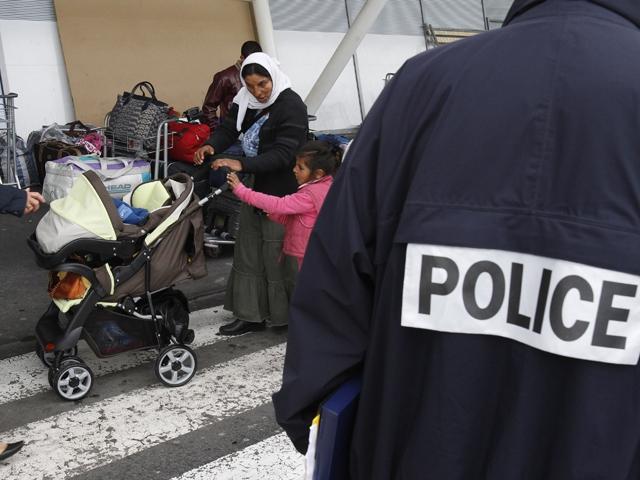 Ţigani din România şi Bulgaria, evacuaţi cu tramvaiul dintr-o tabără din Franţa
