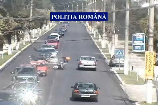 Motociclist lovit în plin cu portiera de şoferul unei maşini, pe DN1 (VIDEO)
