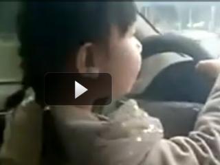 O chinezoaică în vârstă de numai patru ani şofează pe o şosea aglomerată! (VIDEO)