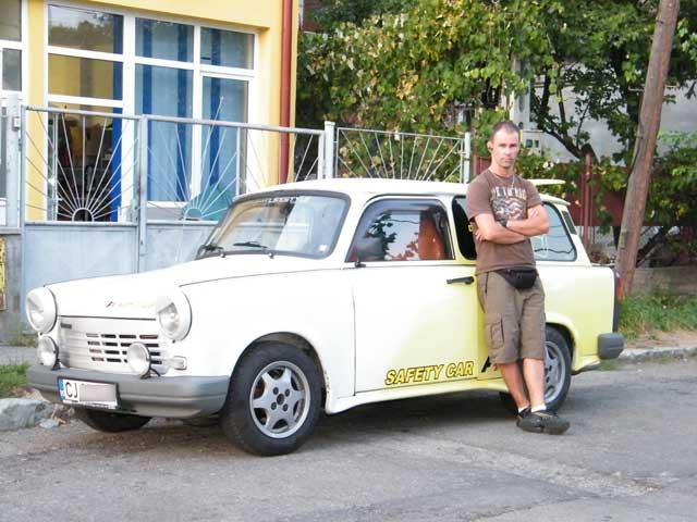 Prima şi ultima iubire, Trabantul. Cea mai ieftină maşină, "bătrâna nemţoaică", rezistă cu demnitate pe şoselele patriei