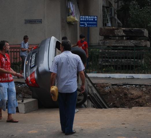 Accident uluitor în Capitală: Maşină înghiţită de o gaură în asfalt