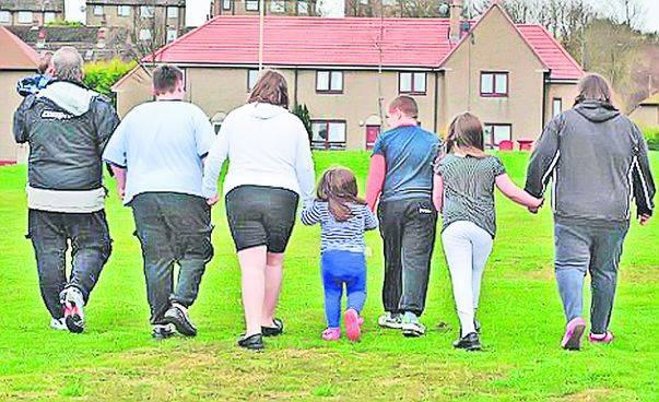 O familie de britanici obezi a fost pedepsită de autorităţi: Le-au luat copiii pentru că erau prea graşi