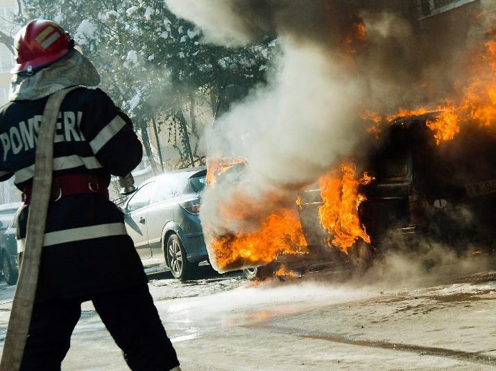 Incendiu puternic lângă Ambasada SUA: O maşină a ars la subsolul unui bloc din apropiere