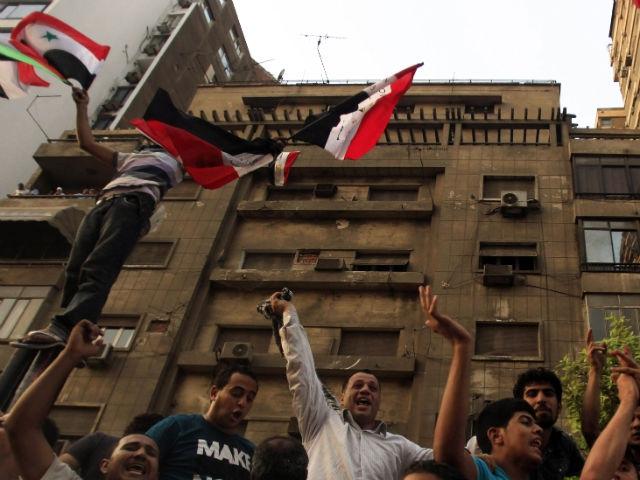 Incident diplomatic la Cairo: ambasadorul Israelului a fugit după ce manifestanţii au invadat instituţia. Patru oameni au murit în timpul confruntărilor cu poliţia