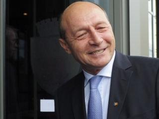 Un preşedinte sensibil: Traian Băsescu a plâns şi la şcoala de vară a UNPR. Şeful statului vrea ca imnul să fie intonat  la începutul orelor