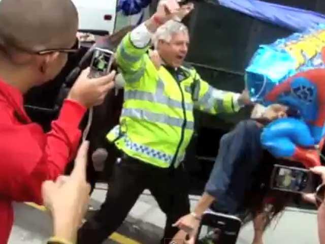 Un poliţist, sufletul petrecerii la un festival în Marea Britanie (VIDEO)