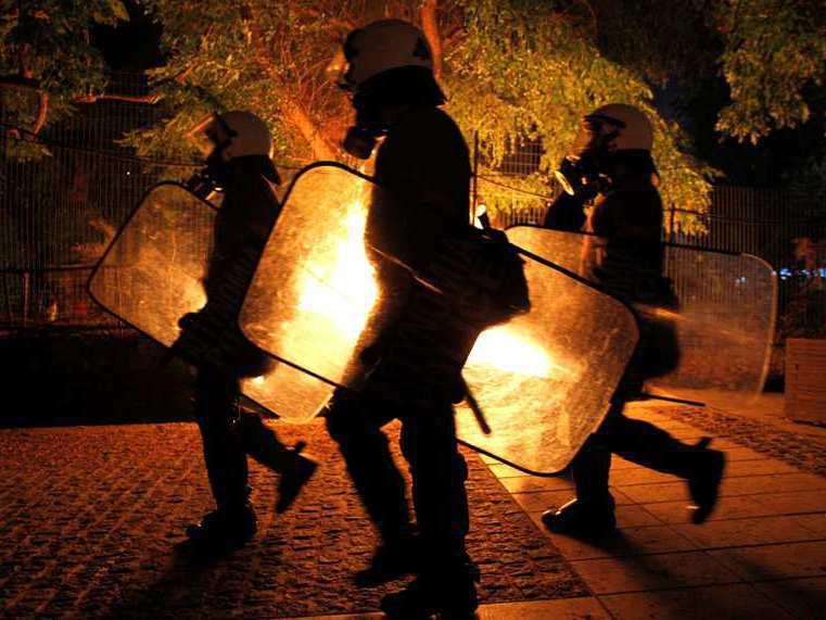 Grecia: Anarhiştii au aruncat în aer un autobuz al poliţiei