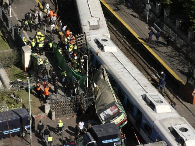Cel puţin şapte morţi şi 170 de răniţi la Buenos Aires, după ce un tren a intrat într-un autobuz