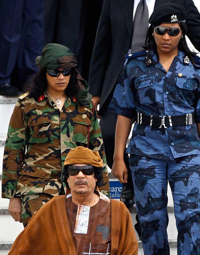 Gaddafi violează frecvent „virginele” din garda sa