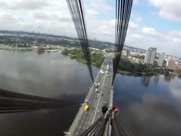 S-au căţărat în şlapi pe un pod din Kiev, la 115 metri înălţime