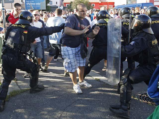Cehia, în pragul unui pogrom împotriva romilor. S-a mobilizat şi poliţia din Germania!
