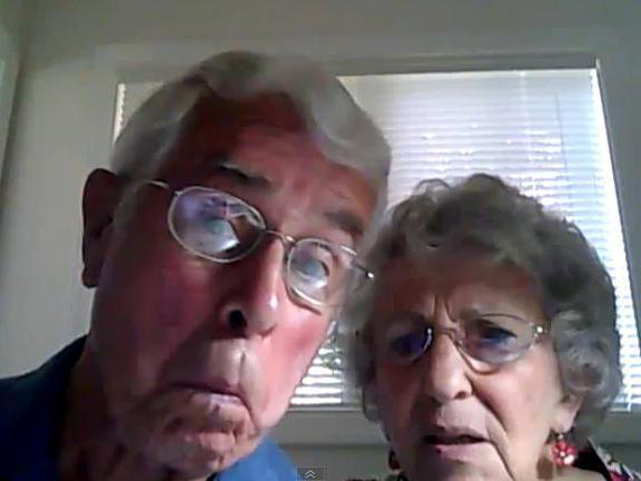 Doi pensionari descoperă webcam-ul. Năzdrăvăniile bătrâneilor fac furori pe Internet