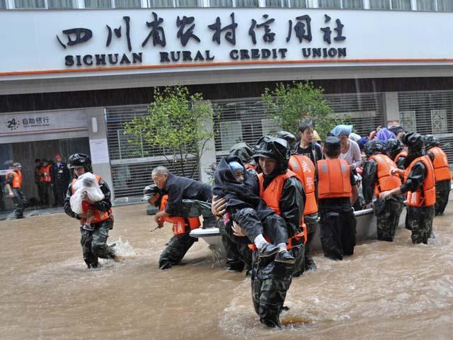 Zeci de morţi şi peste un milion de persoane evacuate în urma inundaţiilor din China
