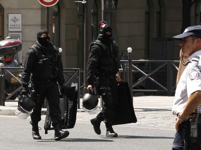Jaf CA ÎN FILME cu grenade şi arme grele în Paris. Un paznic ucis, mai mulţi răniţi