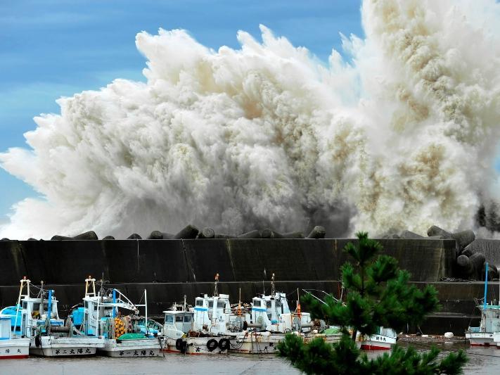 Prăpăd în urma trecerii taifunului Roke, în Japonia: Nouă morţi, opt dispăruţi şi peste un milion de persoane evacuate