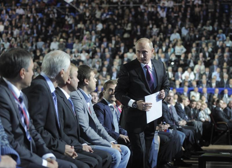 Medvedev l-a invitat pe Putin să candideze la alegerile prezidenţiale din 2012