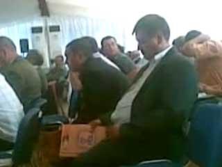 Plictisit de discursurile sforăitoare, un delegat la alegerile PDL Iaşi a dormit bine (VIDEO)