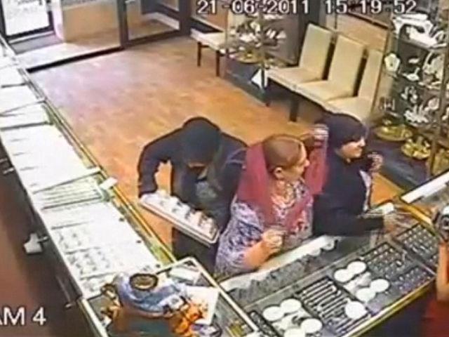 Ţigăncile din România, surprinse la furat de bijuterii în Marea Britanie (VIDEO)