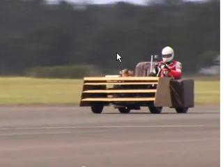 Nou record mondial de viteză pentru... canapele! Vezi cu cât a fost înregistrat ineditul mijloc de locomoţie (VIDEO)