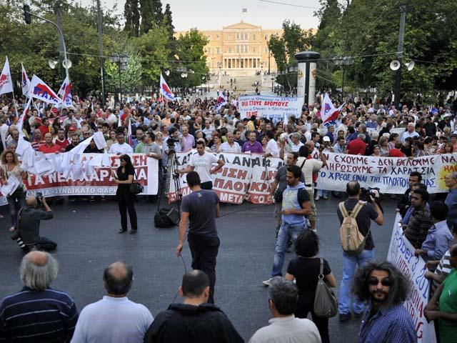 Atena: Manifestanţii blochează ministerele